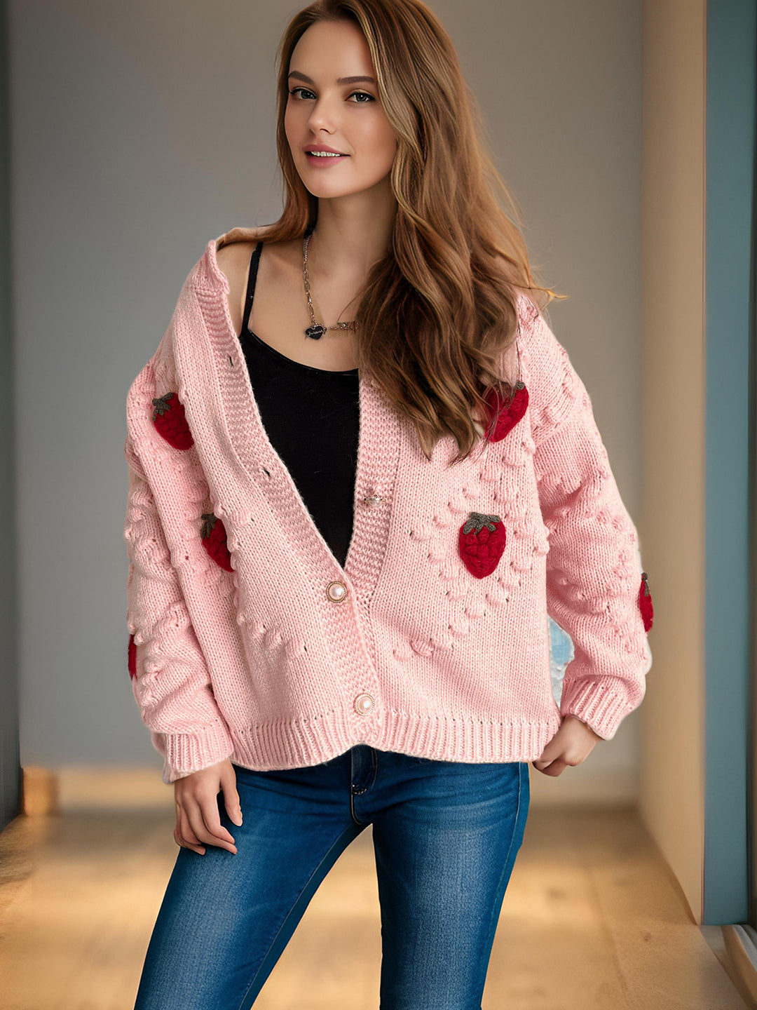 Kvinnors cardigan med lekfulla jordgubbsbroderier och knappstängning Mirla-Eva Jonsson