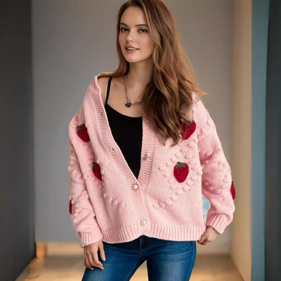 Kvinnors cardigan med lekfulla jordgubbsbroderier och knappstängning Mirla-Eva Jonsson