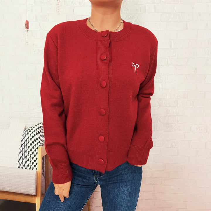 Kvinnors cardigan med lekfulla knappdetaljer och fin textur Mirla-Eva Jonsson