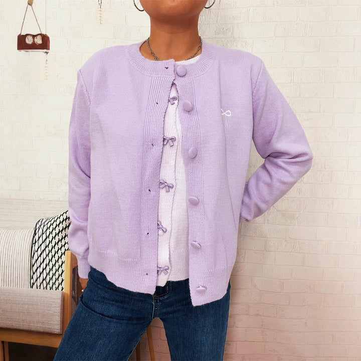 Kvinnors cardigan med lekfulla knappdetaljer och fin textur Mirla-Eva Jonsson