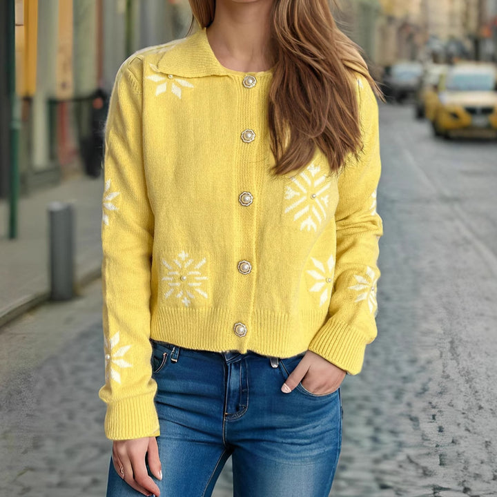 Kvinnors cardigan med lekfulla snöflingeapplikationer och eleganta knapprdsdetaljer Mirla-Eva Jonsson
