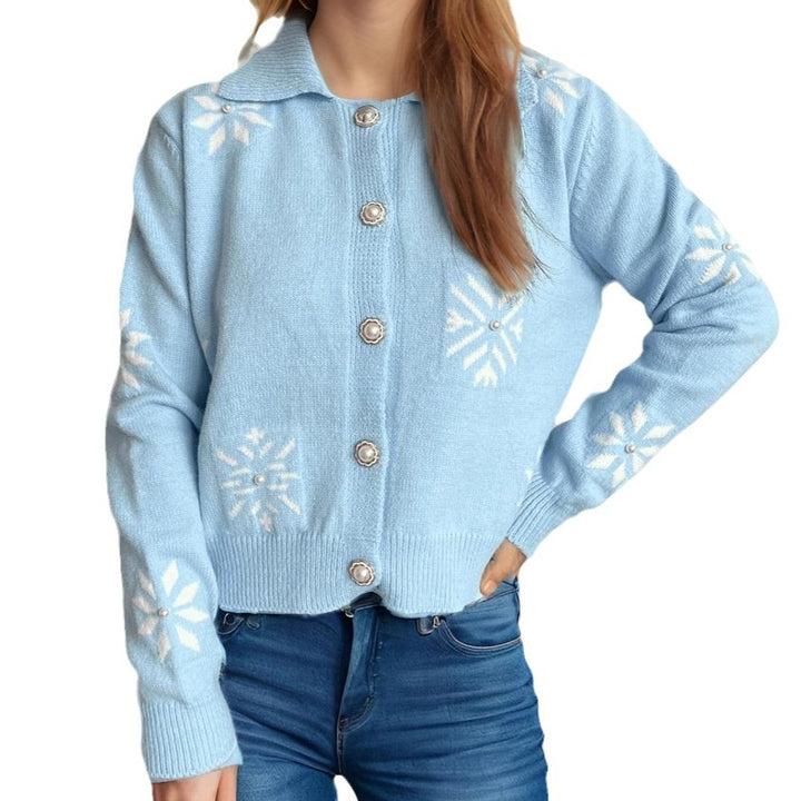 Kvinnors cardigan med lekfulla snöflingeapplikationer och eleganta knapprdsdetaljer Mirla-Eva Jonsson