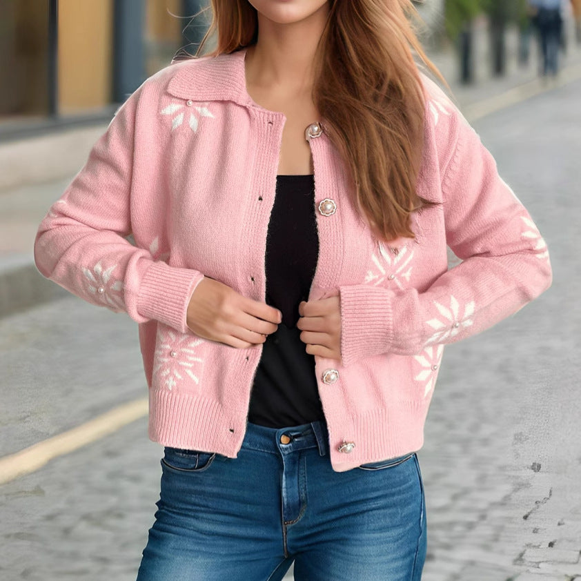 Kvinnors cardigan med lekfulla snöflingeapplikationer och eleganta knapprdsdetaljer Mirla-Eva Jonsson