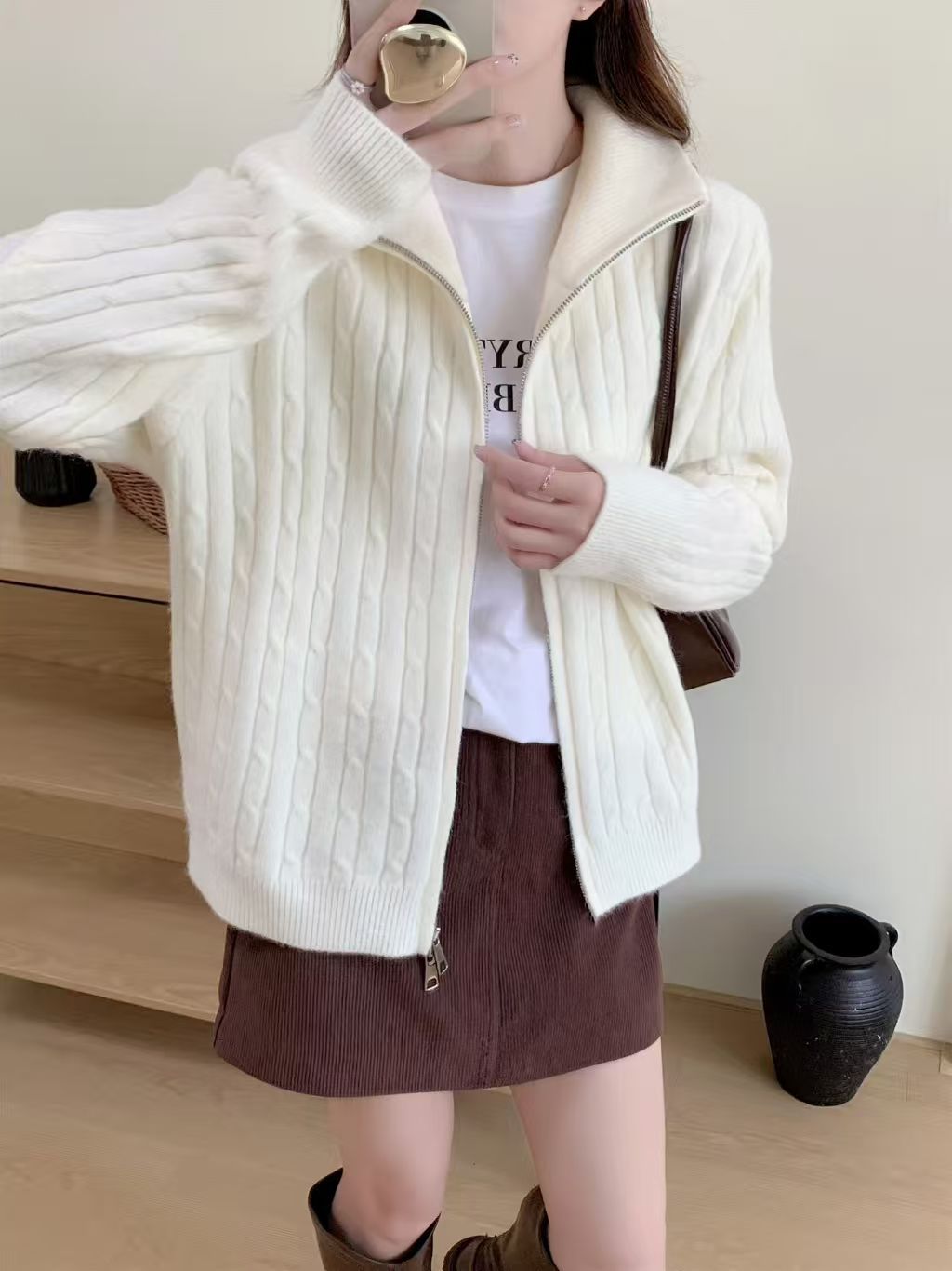 Kvinnors cardigan med modern dragkedja och dekorativt kabelmönster Mirla-Eva Jonsson