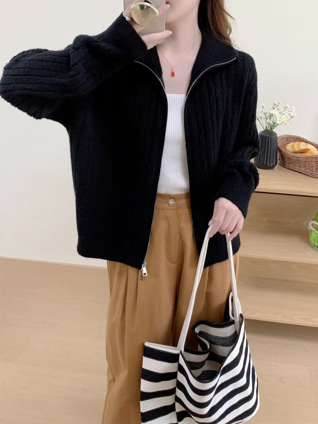 Kvinnors cardigan med modern dragkedja och dekorativt kabelmönster Mirla-Eva Jonsson