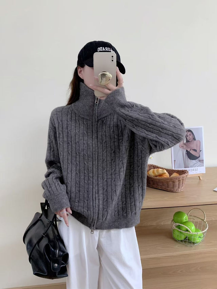 Kvinnors cardigan med modern dragkedja och dekorativt kabelmönster Mirla-Eva Jonsson