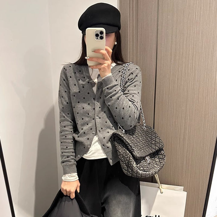 Kvinnors cardigan med moderna prickar och fin knapplist-Eva Jonsson