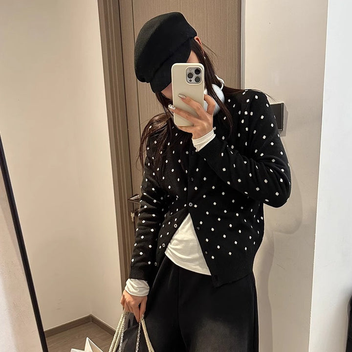 Kvinnors cardigan med moderna prickar och fin knapplist-Eva Jonsson