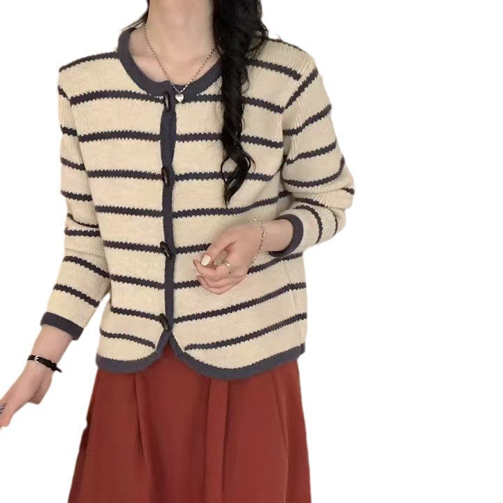Kvinnors cardigan med randig design och eleganta knappdetaljer Mirla-Eva Jonsson