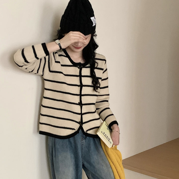Kvinnors cardigan med randig design och eleganta knappdetaljer Mirla-Eva Jonsson