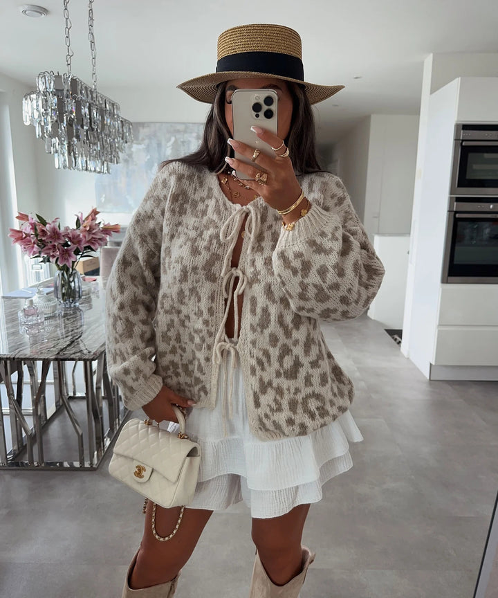 Kvinnors cardigan med slående djurmönster och eleganta knyt detaljer Mirla-Eva Jonsson