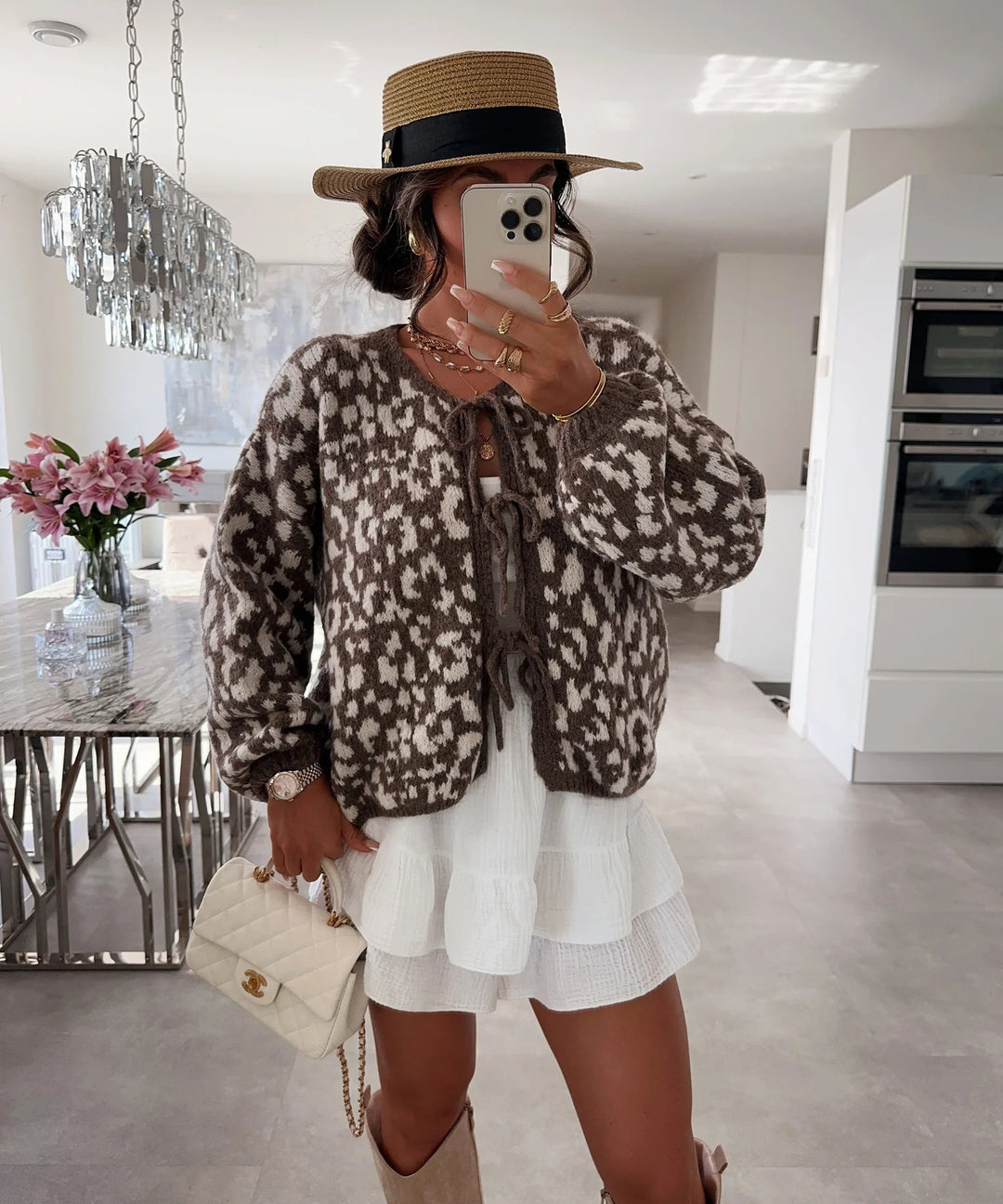 Kvinnors cardigan med slående djurmönster och eleganta knyt detaljer Mirla-Eva Jonsson