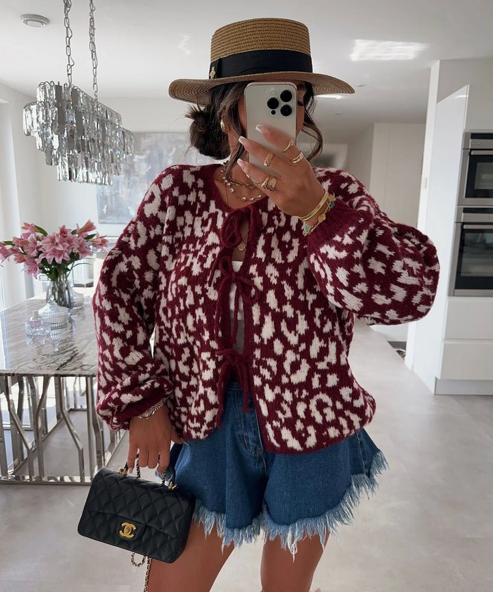 Kvinnors cardigan med slående djurmönster och eleganta knyt detaljer Mirla-Eva Jonsson