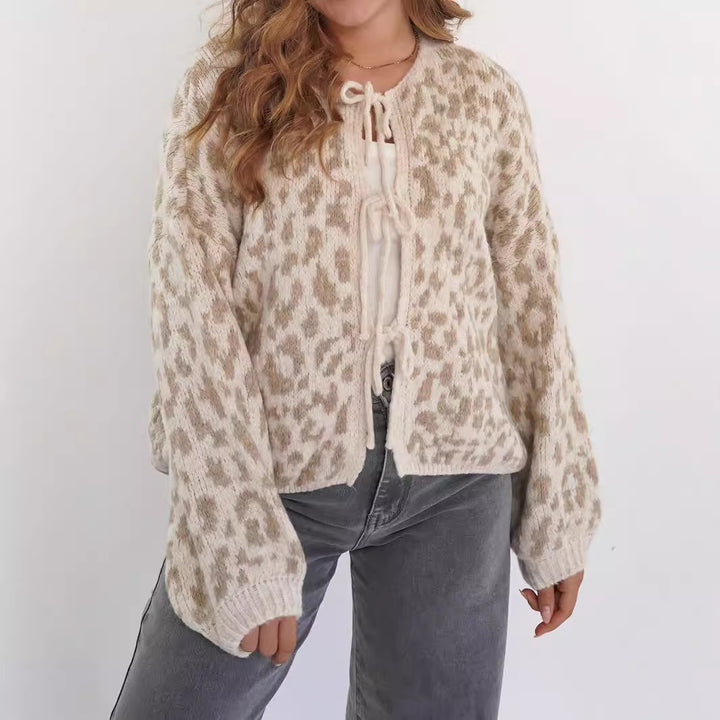 Kvinnors cardigan med slående djurmönster och eleganta knyt detaljer Mirla-Eva Jonsson