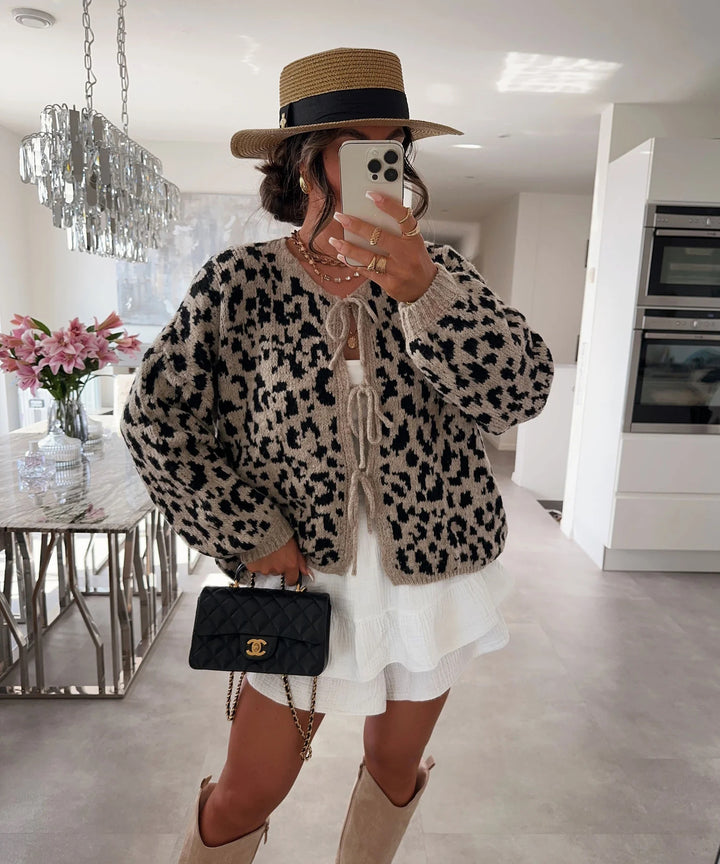 Kvinnors cardigan med slående djurmönster och eleganta knyt detaljer Mirla-Eva Jonsson