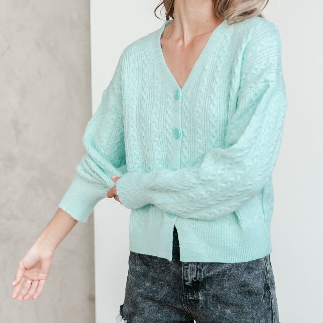 Kvinnors cardigan med texturerad kabelmönster och voluminösa ärmar Mirla-Eva Jonsson