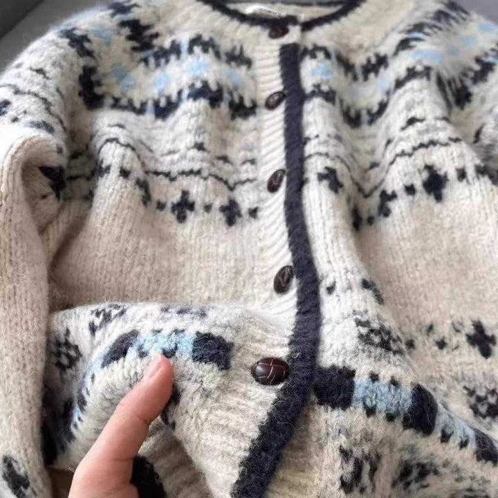 Kvinnors cardigan med traditionellt norskt mönster och högkvalitativa knappar Mirla-Eva Jonsson
