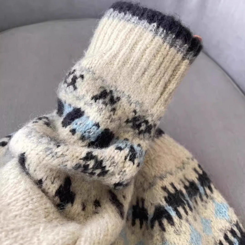 Kvinnors cardigan med traditionellt norskt mönster och högkvalitativa knappar Mirla-Eva Jonsson