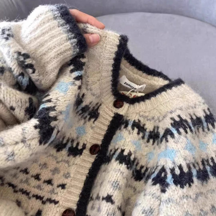 Kvinnors cardigan med traditionellt norskt mönster och högkvalitativa knappar Mirla-Eva Jonsson