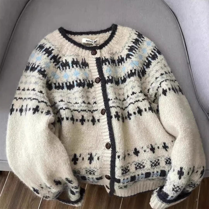 Kvinnors cardigan med traditionellt norskt mönster och högkvalitativa knappar Mirla-Eva Jonsson
