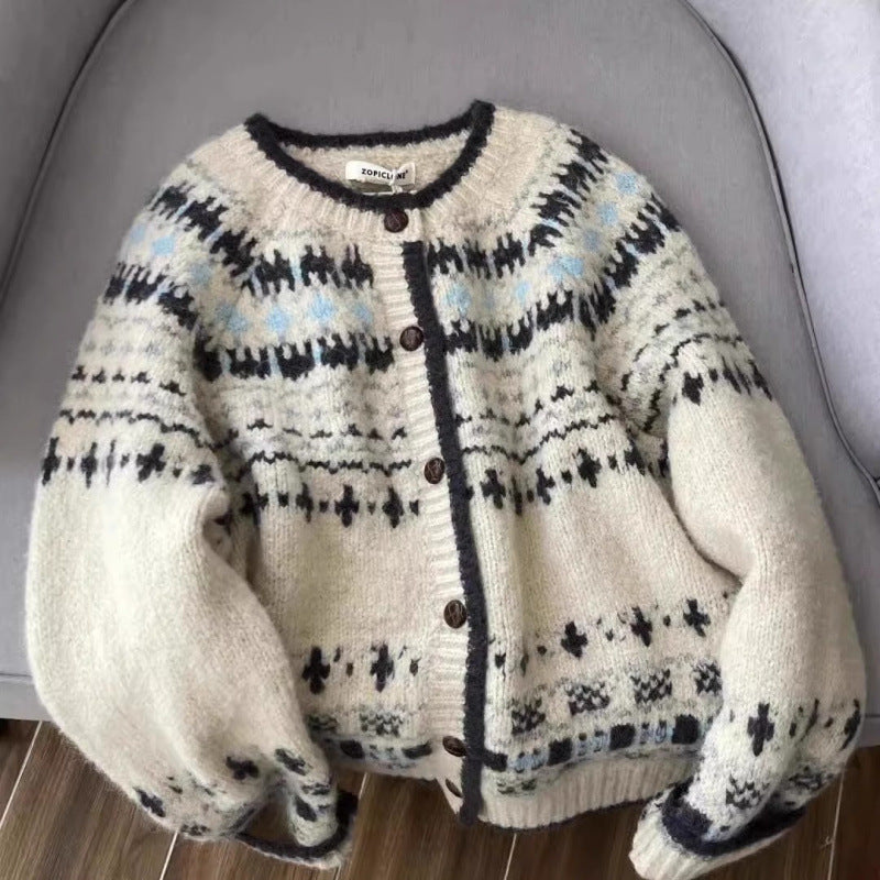 Kvinnors cardigan med traditionellt norskt mönster och högkvalitativa knappar Mirla-Eva Jonsson