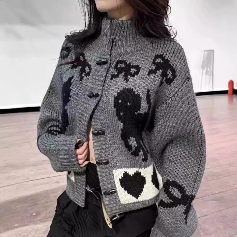 Kvinnors cardigan med trendiga djurmotiv och hög krage Mirla-Eva Jonsson