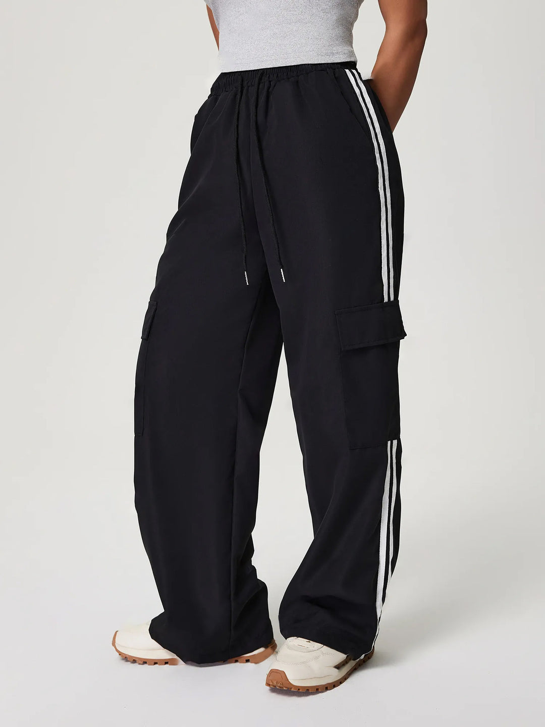 Kvinnors cargobyxor med sidofickor och elastisk midja Mirla-Eva Jonsson