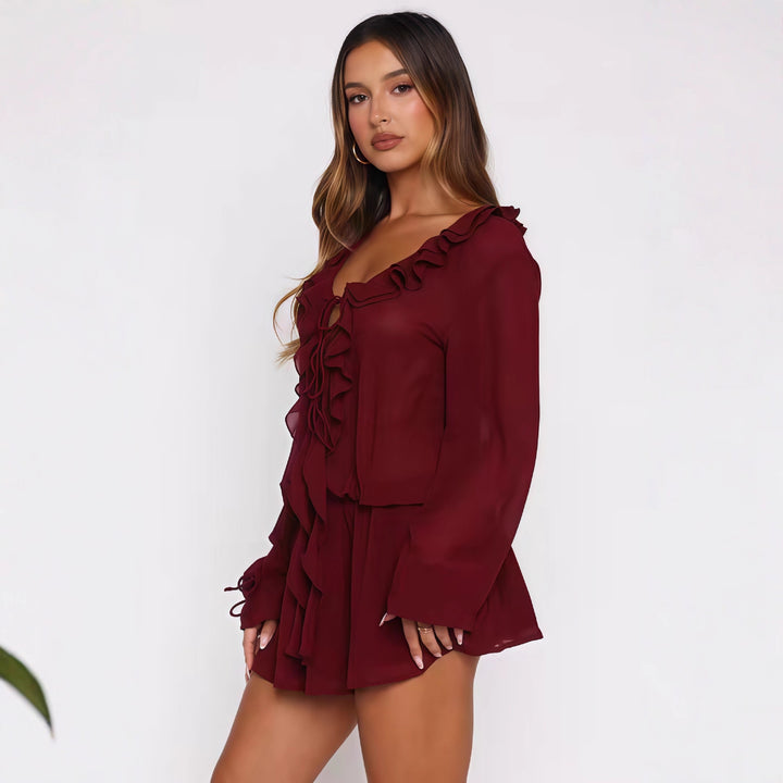 Kvinnors chiffongblus med elegant volangdekoration och djup V-hals-Eva Jonsson