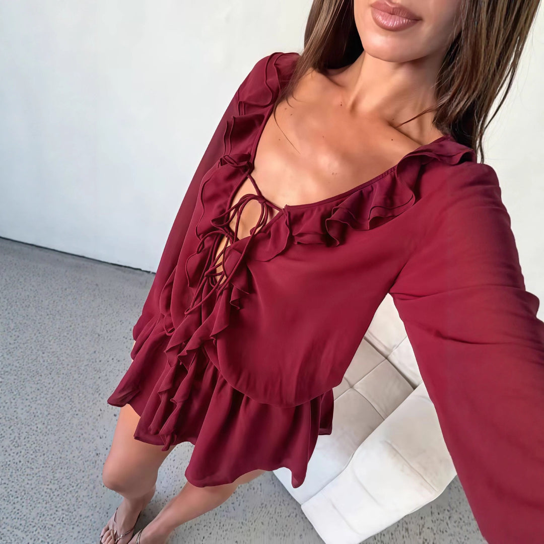 Kvinnors chiffongblus med elegant volangdekoration och djup V-hals-Eva Jonsson