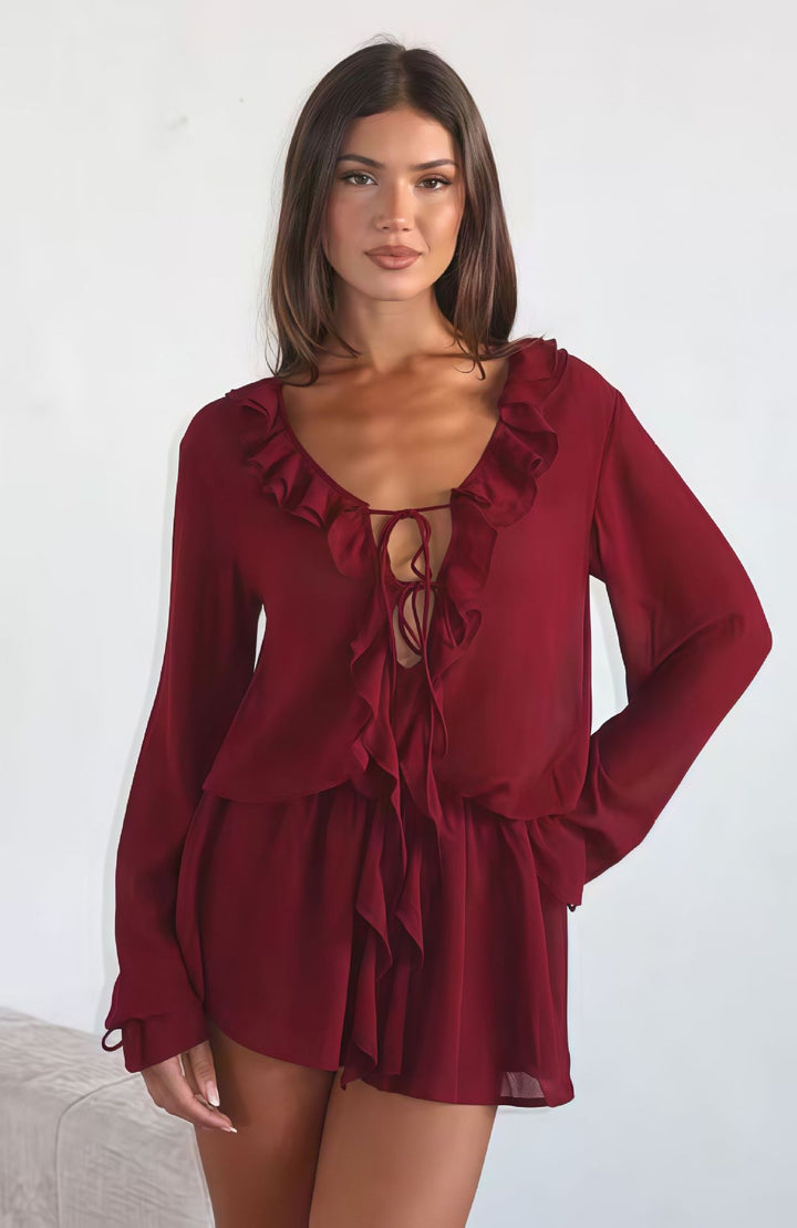 Kvinnors chiffongblus med elegant volangdekoration och djup V-hals-Eva Jonsson