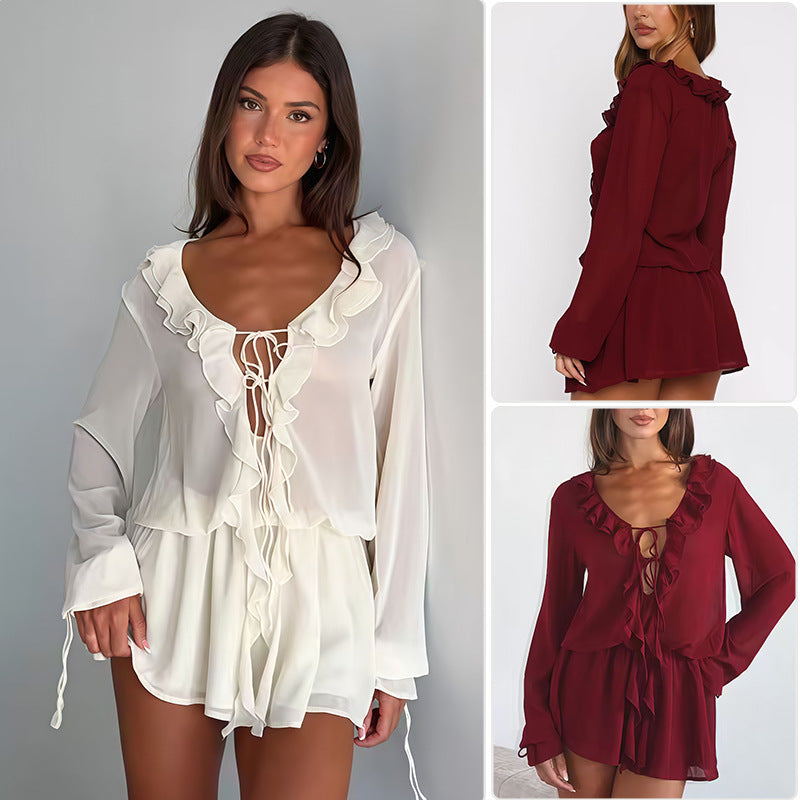Kvinnors chiffongblus med elegant volangdekoration och djup V-hals-Eva Jonsson
