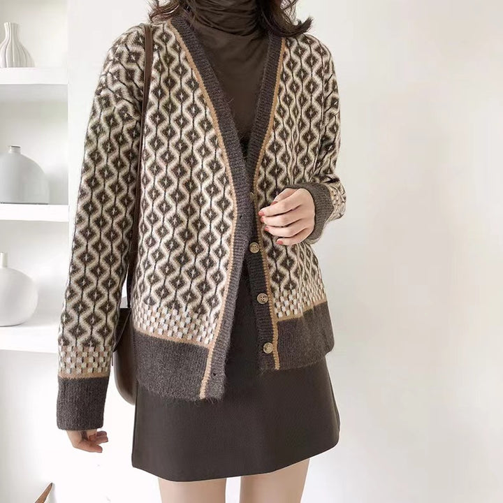 Kvinnors chunkiga stickade cardigan med moderna geometriska mönster och knäppning Mirla-Eva Jonsson