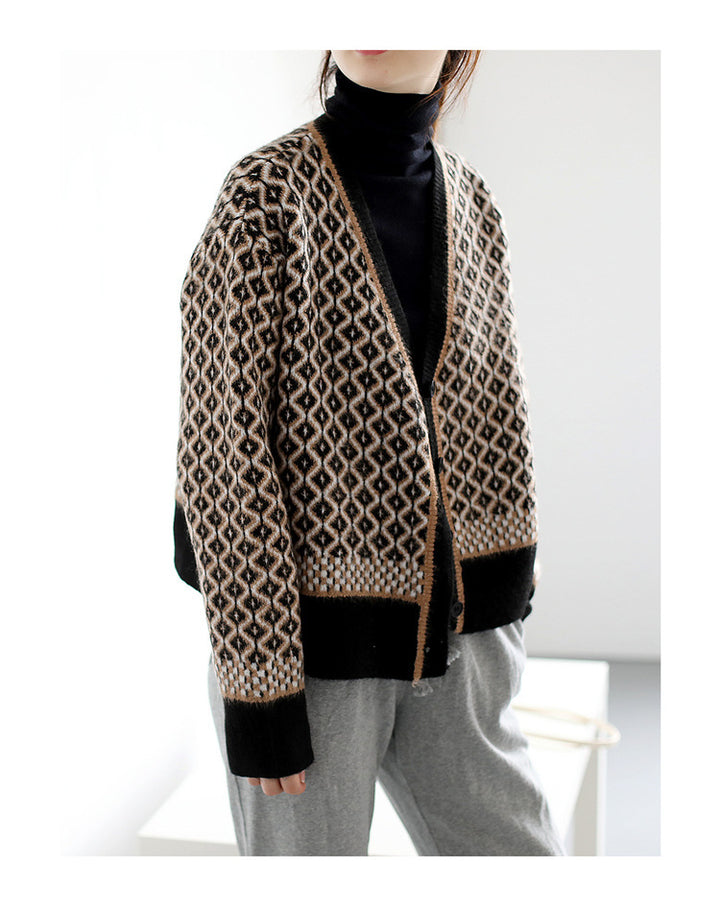 Kvinnors chunkiga stickade cardigan med moderna geometriska mönster och knäppning Mirla-Eva Jonsson