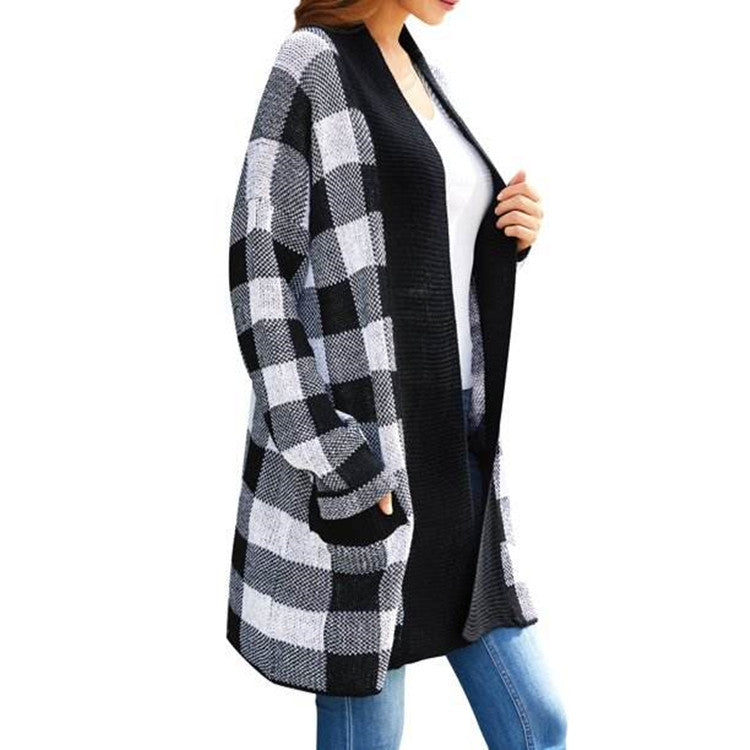 Kvinnors chunky stickad cardigan i ett klassiskt rutmönster med en avslappnad passform Mirla-Eva Jonsson