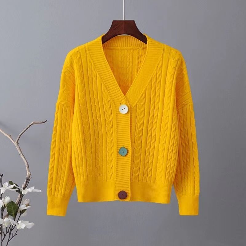 Kvinnors chunky stickad cardigan med V-hals och dekorativa knappar Mirla-Eva Jonsson
