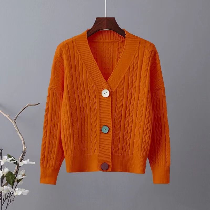 Kvinnors chunky stickad cardigan med V-hals och dekorativa knappar Mirla-Eva Jonsson