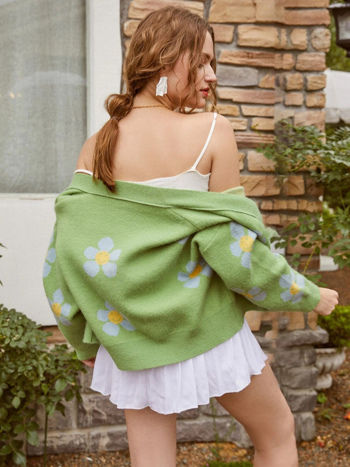 Kvinnors chunky stickad cardigan med blommönster och knapppdetaljer Mirla-Eva Jonsson