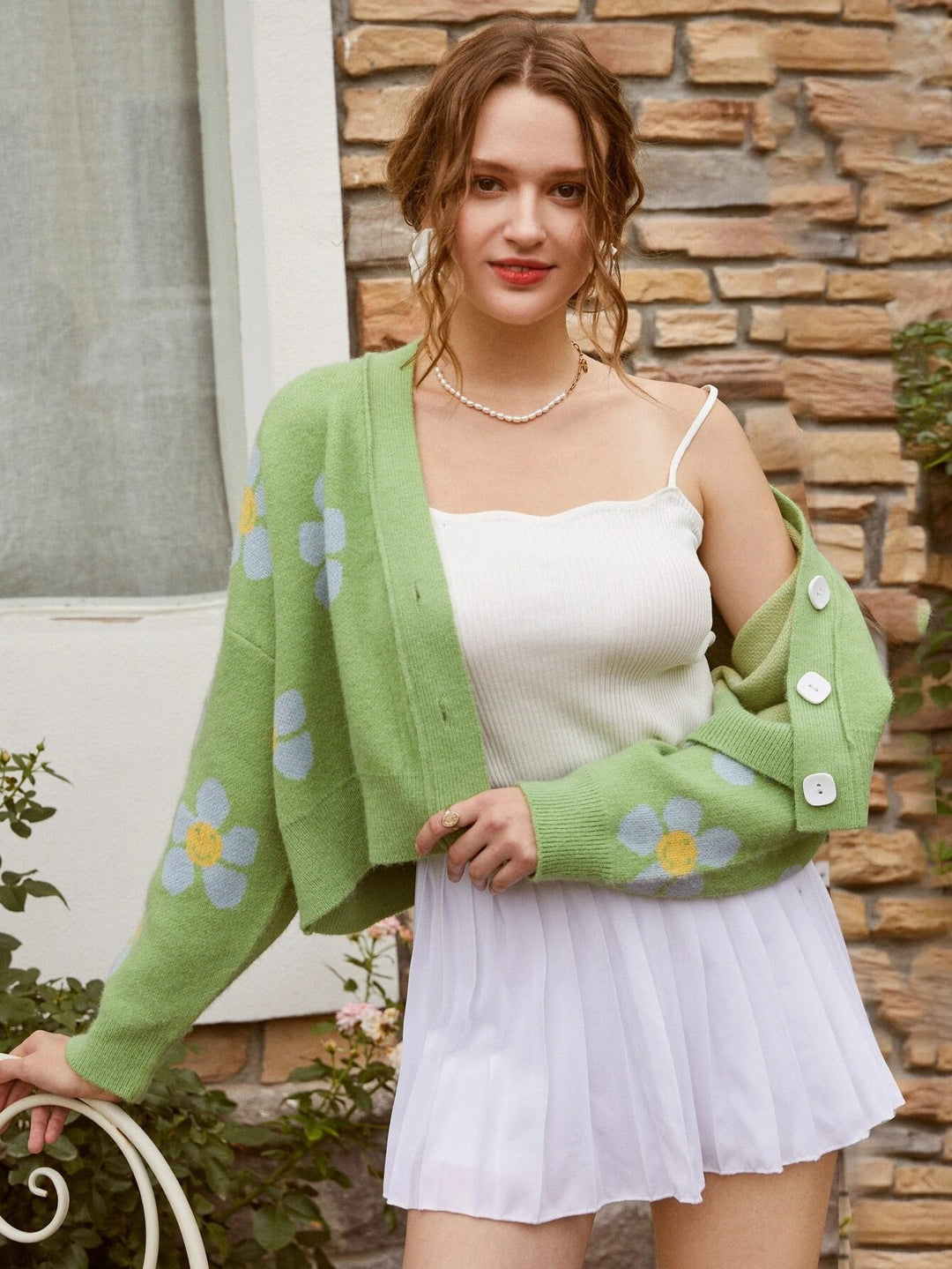 Kvinnors chunky stickad cardigan med blommönster och knapppdetaljer Mirla-Eva Jonsson