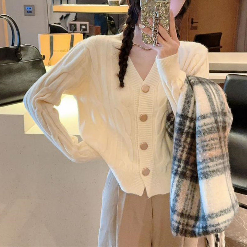 Kvinnors chunky stickad cardigan med dekorativ knapplist och mjukt material Mirla-Eva Jonsson