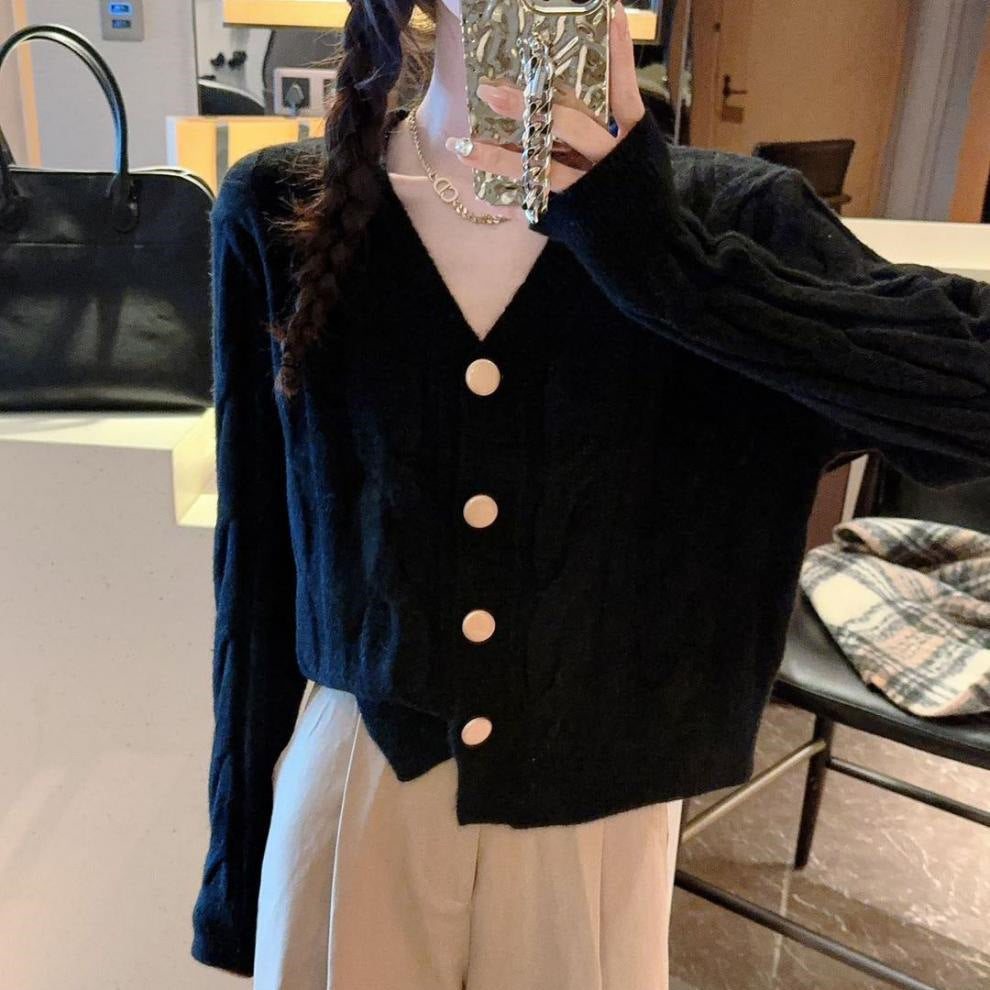 Kvinnors chunky stickad cardigan med dekorativ knapplist och mjukt material Mirla-Eva Jonsson