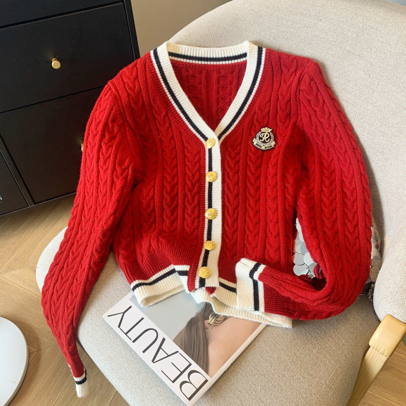 Kvinnors chunky stickad cardigan med dekorativa knappar och sportigt randigt mönster Mirla-Eva Jonsson