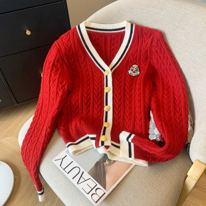 Kvinnors chunky stickad cardigan med dekorativa knappar och sportigt randigt mönster Mirla-Eva Jonsson