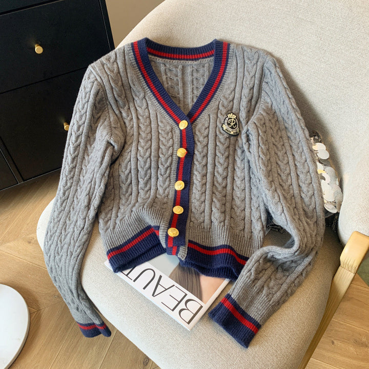 Kvinnors chunky stickad cardigan med dekorativa knappar och sportigt randigt mönster Mirla-Eva Jonsson