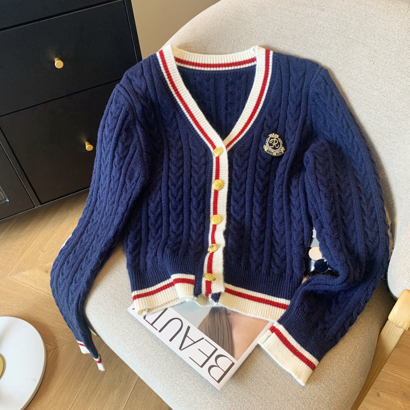 Kvinnors chunky stickad cardigan med dekorativa knappar och sportigt randigt mönster Mirla-Eva Jonsson