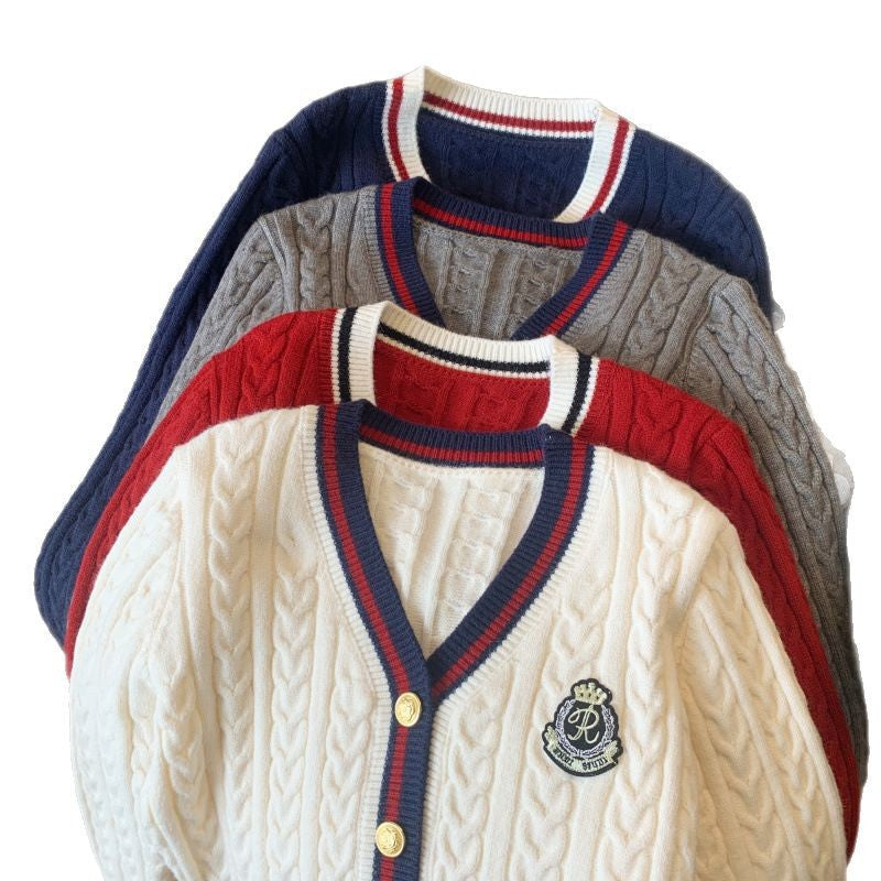 Kvinnors chunky stickad cardigan med dekorativa knappar och sportigt randigt mönster Mirla-Eva Jonsson