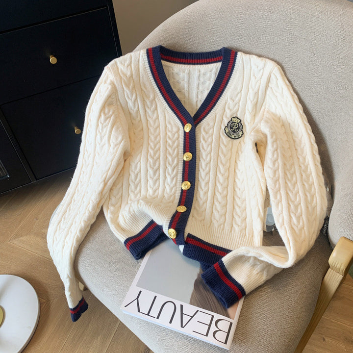 Kvinnors chunky stickad cardigan med dekorativa knappar och sportigt randigt mönster Mirla-Eva Jonsson