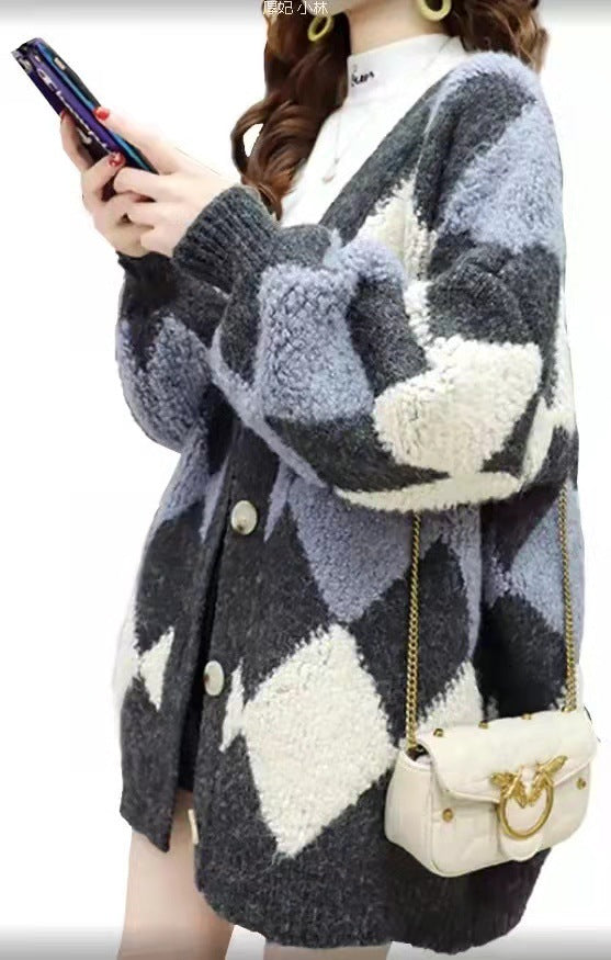 Kvinnors chunky stickad cardigan med dekorativt diamantmönster och bekväm passform Mirla-Eva Jonsson