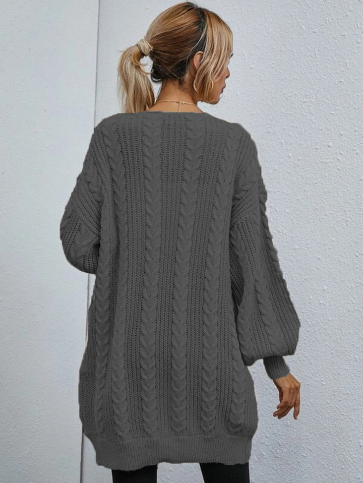 Kvinnors chunky stickad cardigan med dekorativt kabelmönster och avslappnad passform Mirla-Eva Jonsson