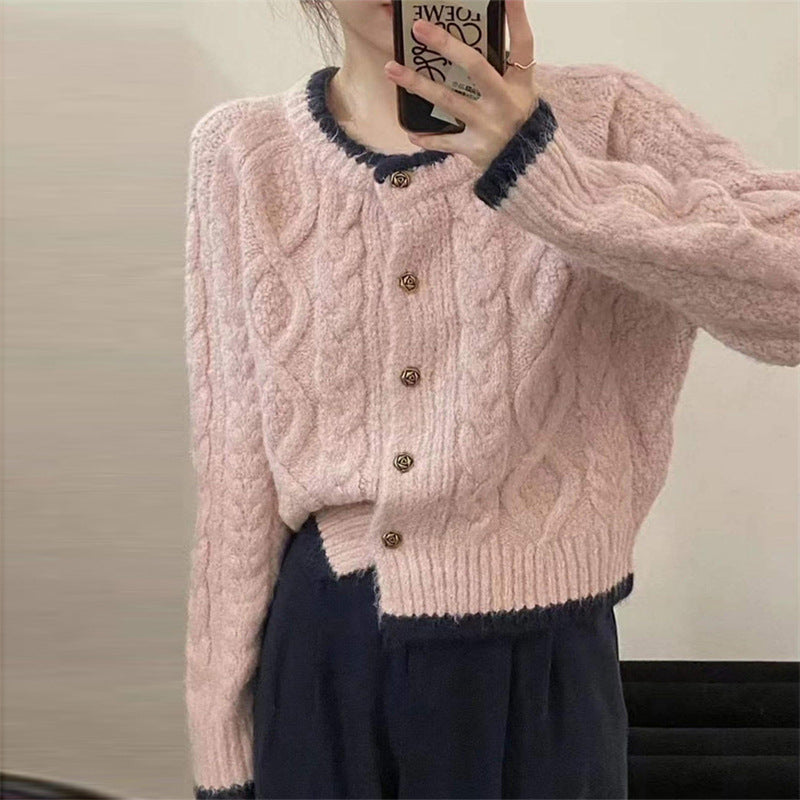 Kvinnors chunky stickad cardigan med dekorativt kabelmönster och eleganta knappar Mirla-Eva Jonsson