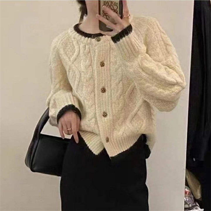 Kvinnors chunky stickad cardigan med dekorativt kabelmönster och eleganta knappar Mirla-Eva Jonsson